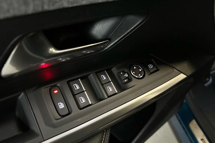 Blå Peugeot e-5008 fra 2026
