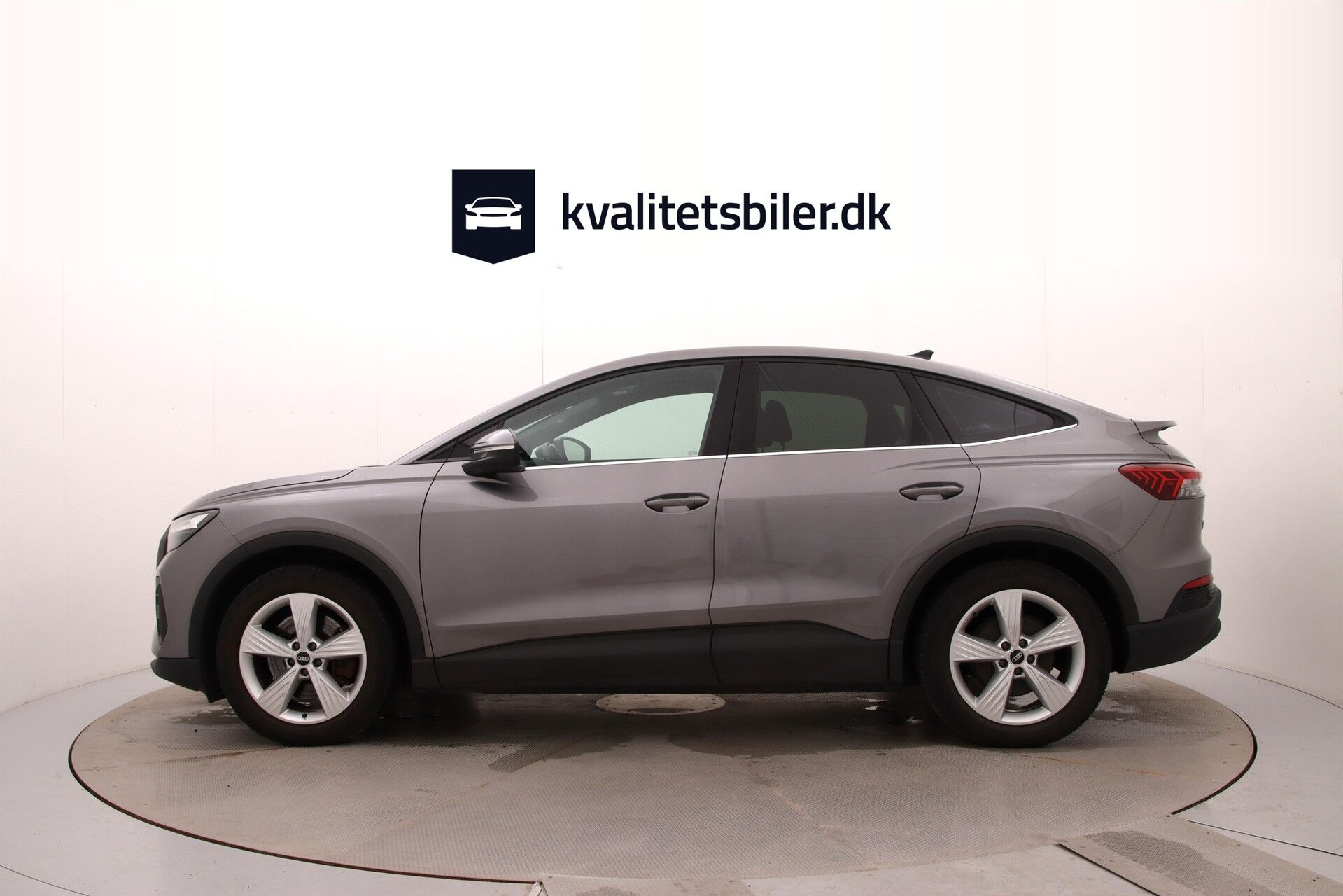 Grå Audi Q4 fra 2022