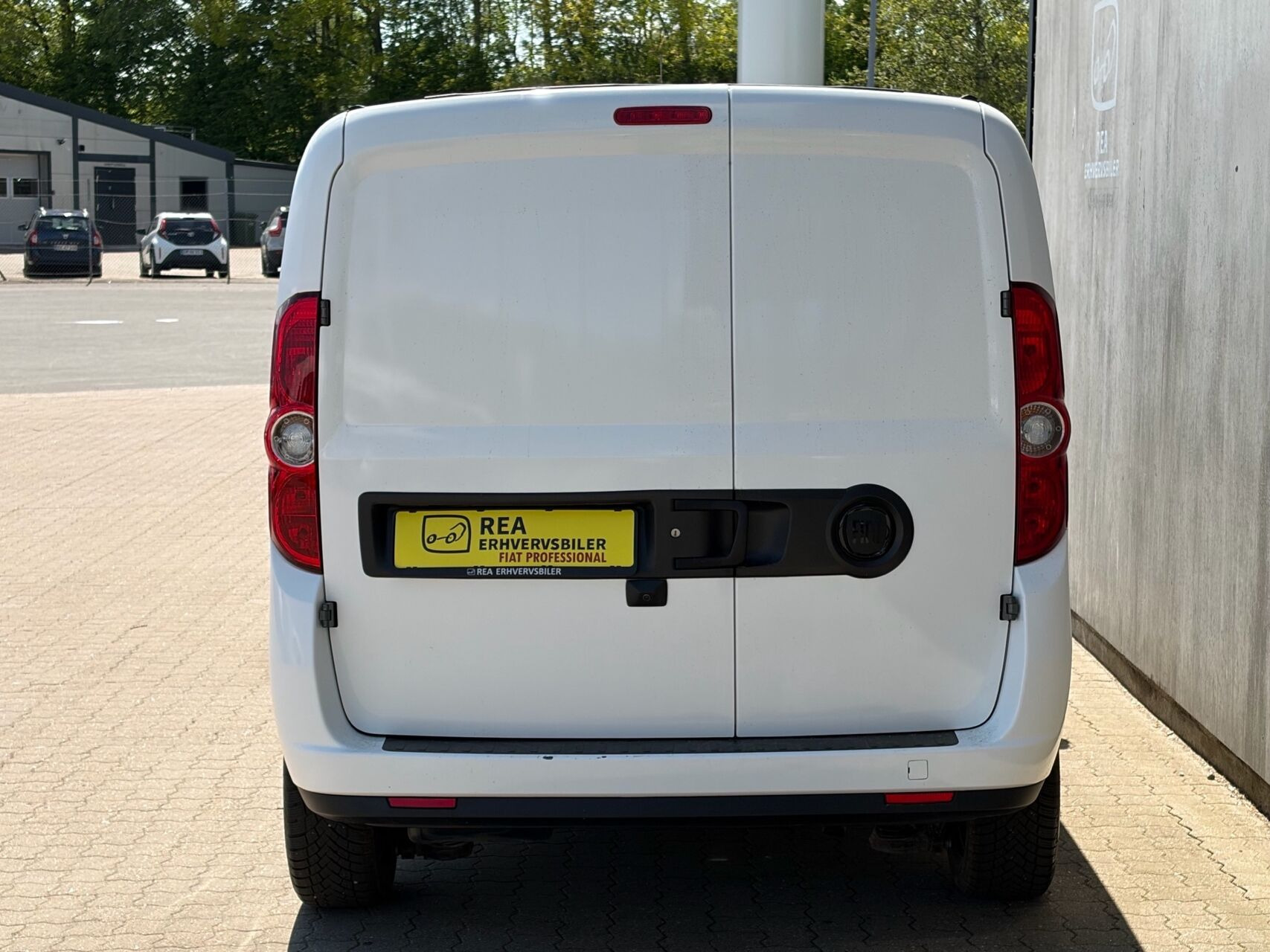 Grå Fiat Doblò fra 2023