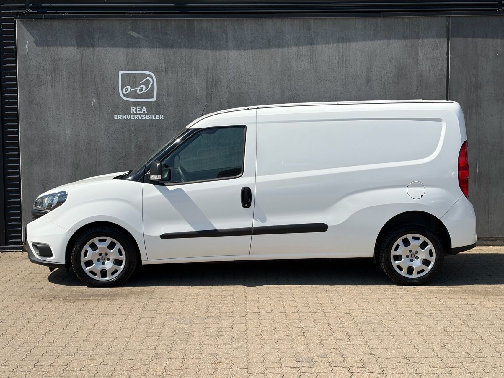 Grå Fiat Doblò fra 2023