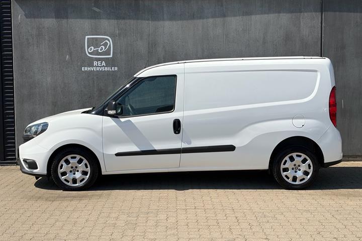 Grå Fiat Doblò fra 2023