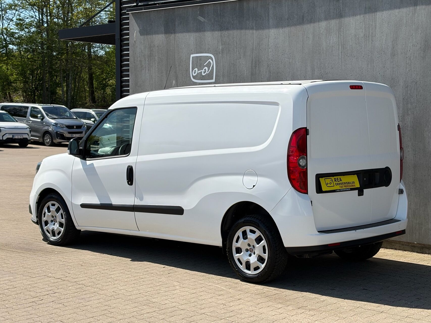 Grå Fiat Doblò fra 2023