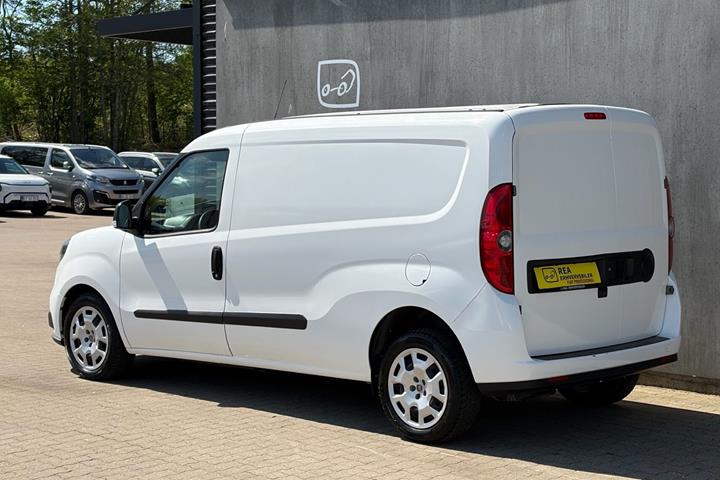 Grå Fiat Doblò fra 2023