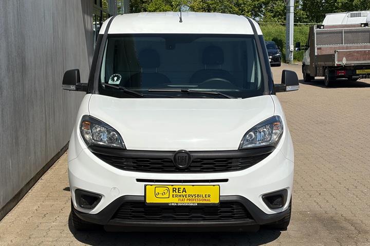Grå Fiat Doblò fra 2023