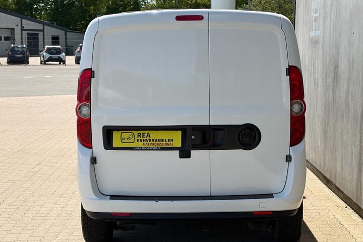 Grå Fiat Doblò fra 2023