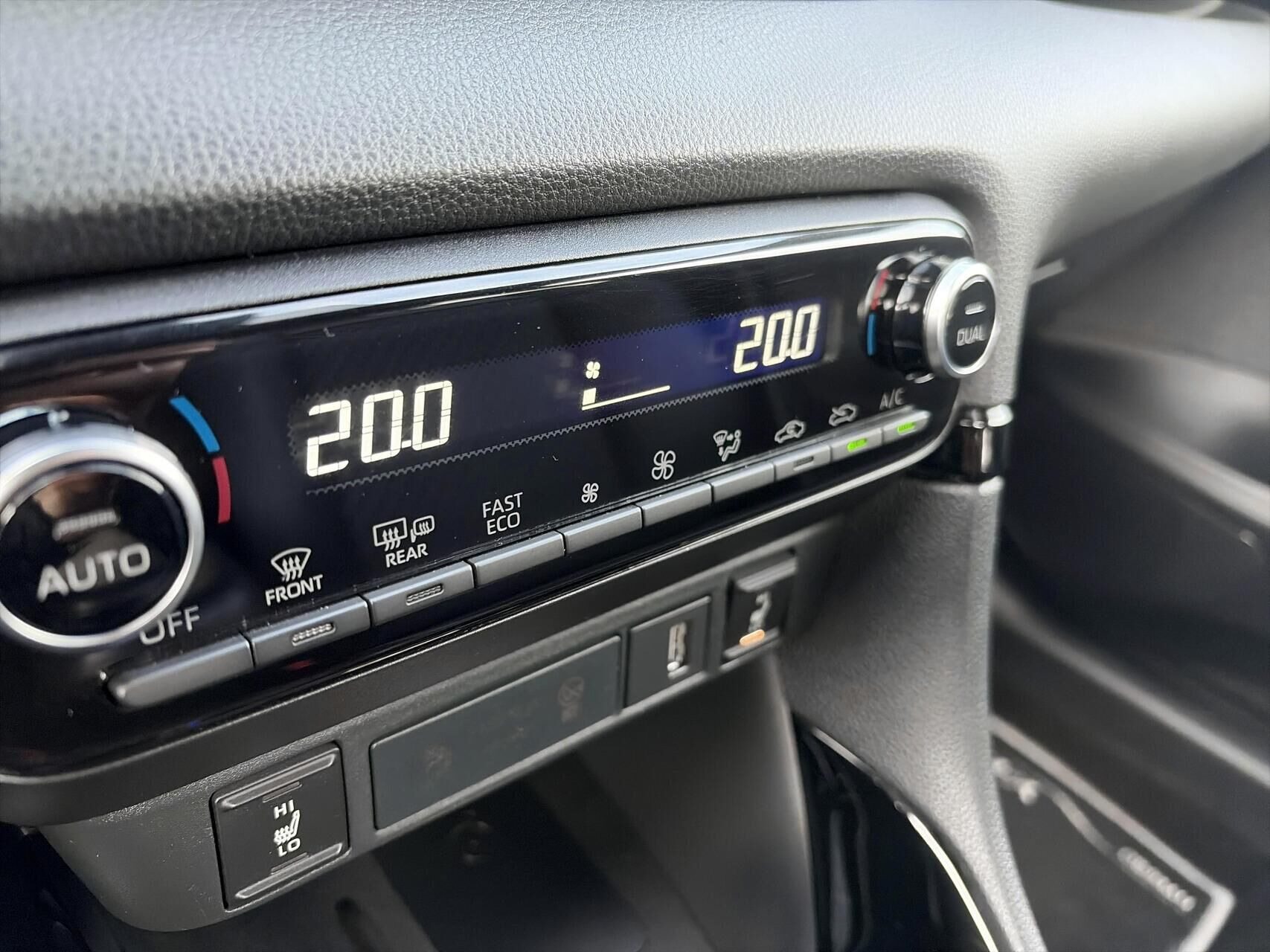 Blå Toyota Yaris fra 2020