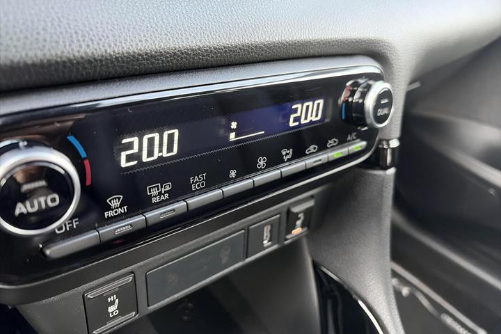 Blå Toyota Yaris fra 2020