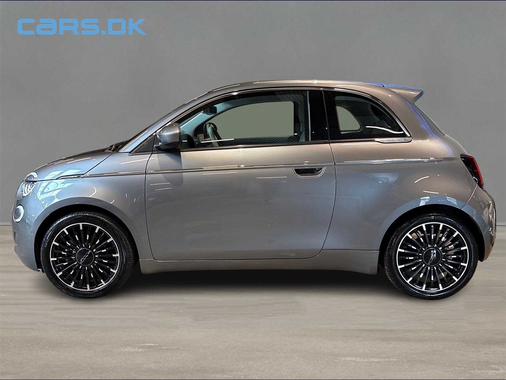 Grå Fiat 500e fra 2023