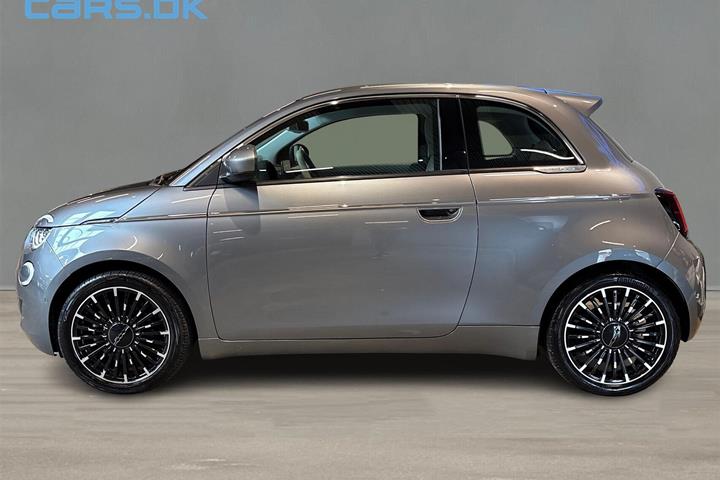 Grå Fiat 500e fra 2023