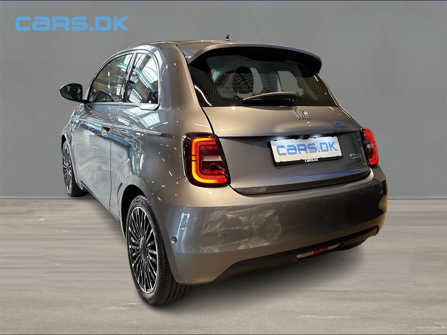 Grå Fiat 500e fra 2023