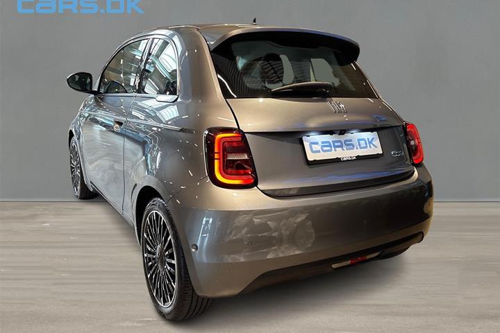 Grå Fiat 500e fra 2023