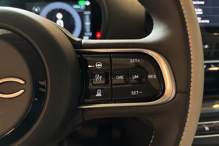 Grå Fiat 500e fra 2023