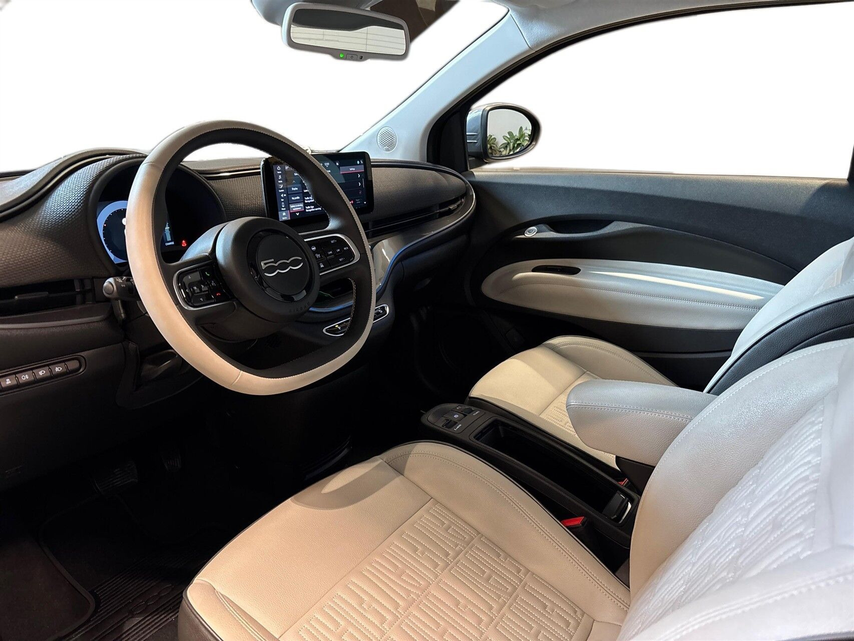 Grå Fiat 500e fra 2023