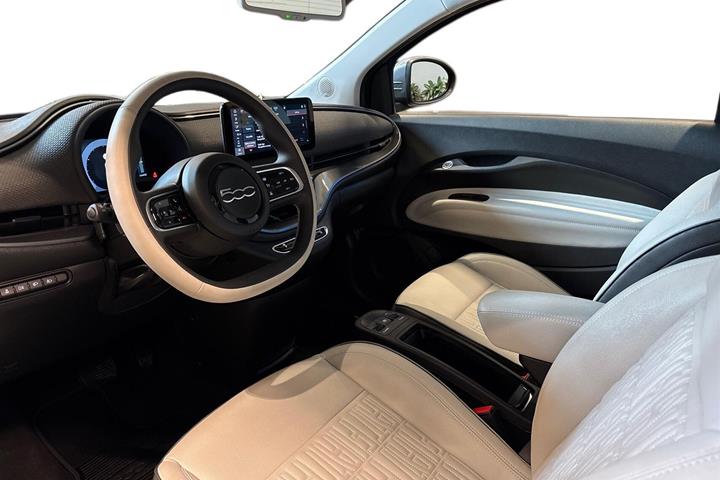 Grå Fiat 500e fra 2023