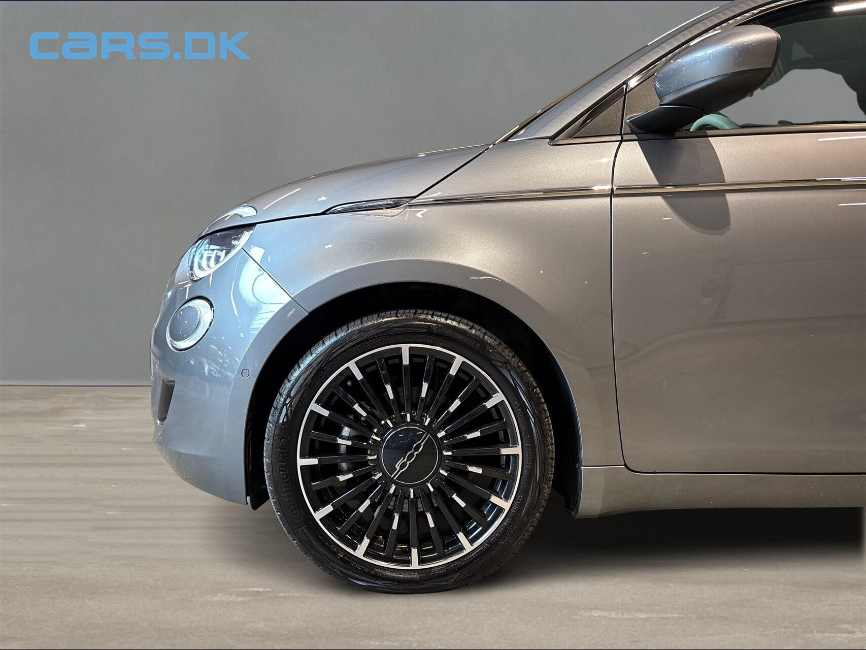Grå Fiat 500e fra 2023