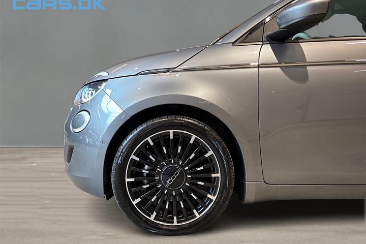 Grå Fiat 500e fra 2023