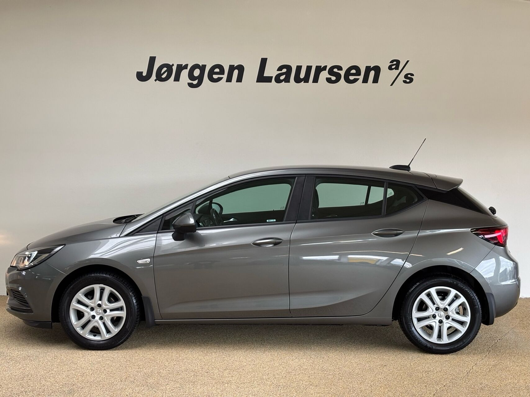 Sort Opel Astra fra 2016