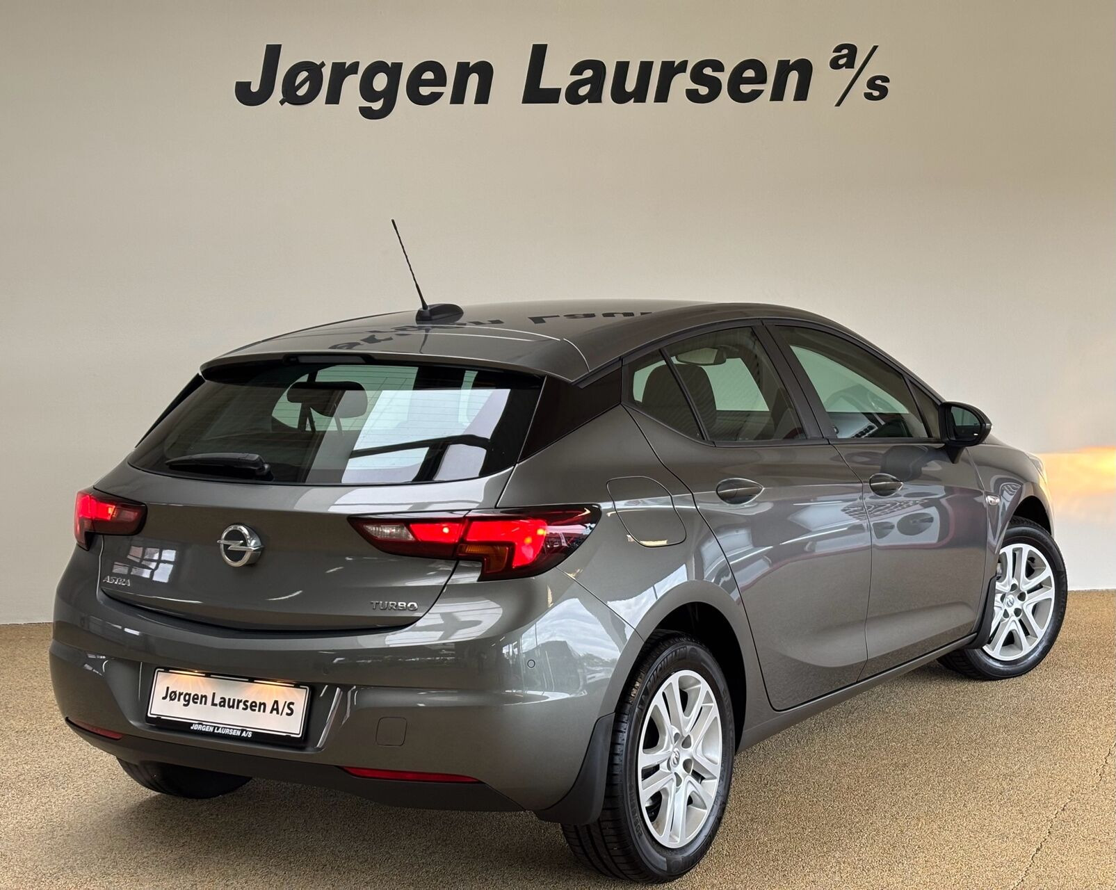 Sort Opel Astra fra 2016