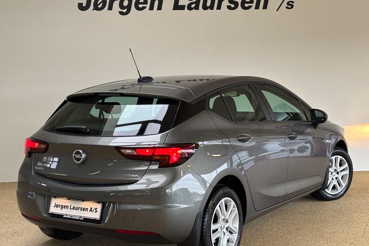 Sort Opel Astra fra 2016
