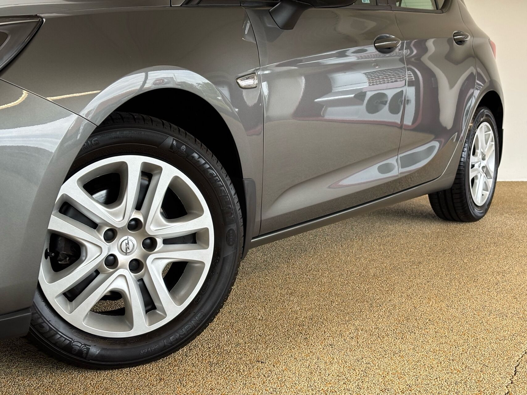 Sort Opel Astra fra 2016