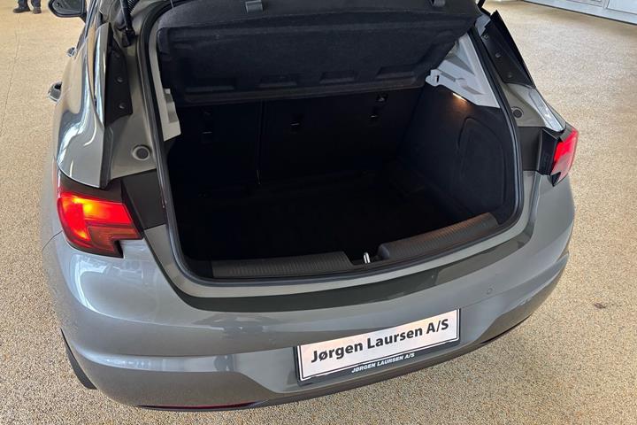 Sort Opel Astra fra 2016