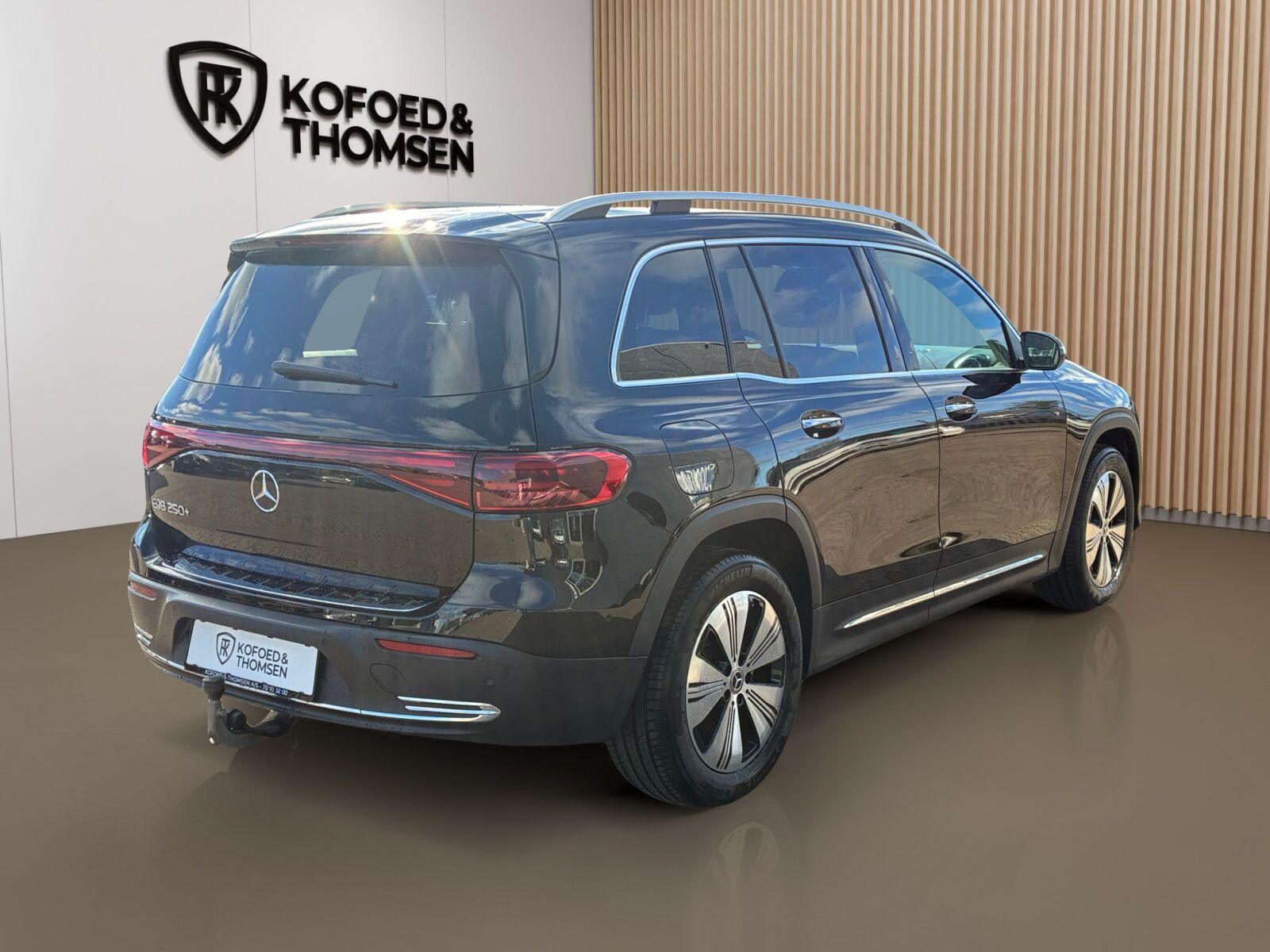 Sort Mercedes EQB250+ fra 2024