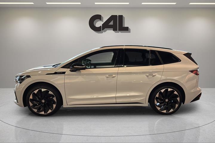Hvid Skoda Enyaq fra 2023