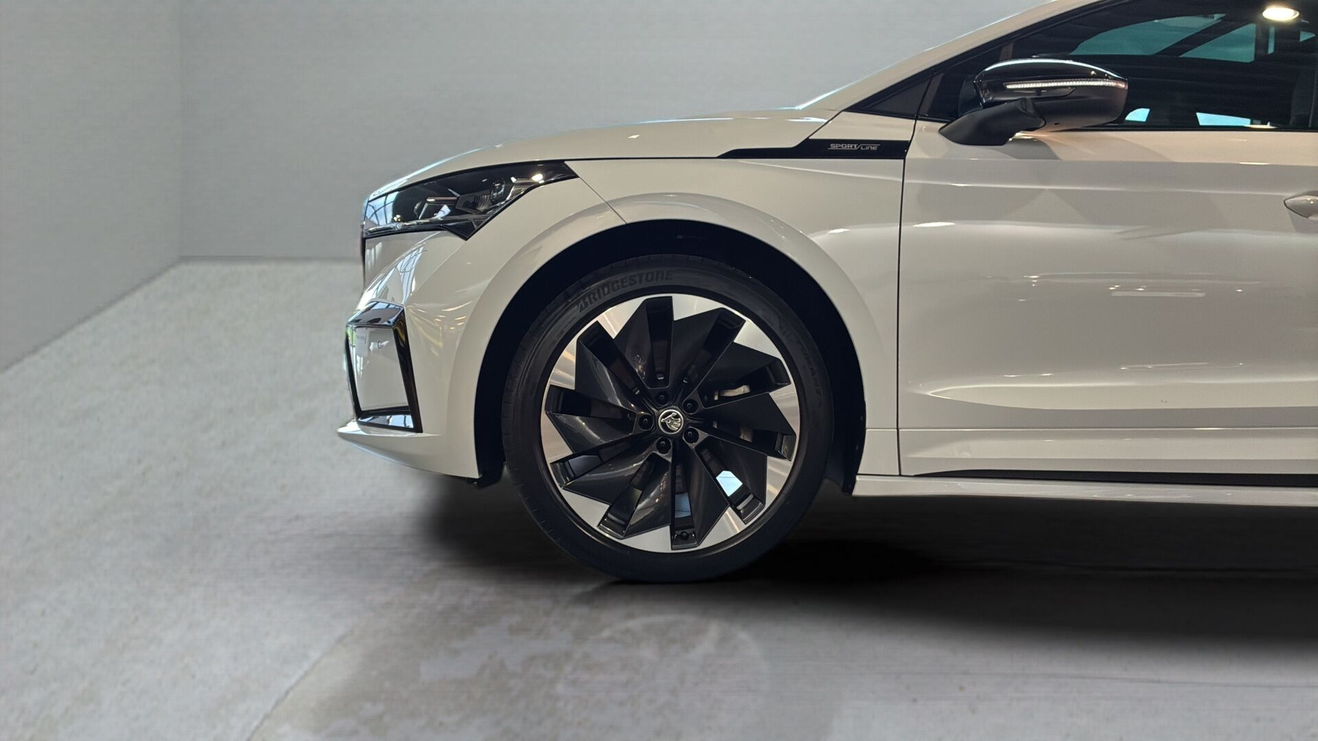 Hvid Skoda Enyaq fra 2023