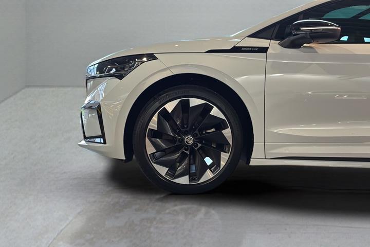 Hvid Skoda Enyaq fra 2023
