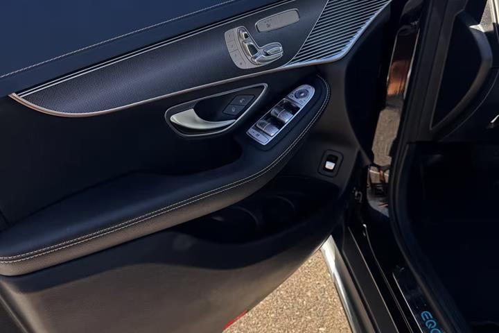 Sort Mercedes EQC fra 2022