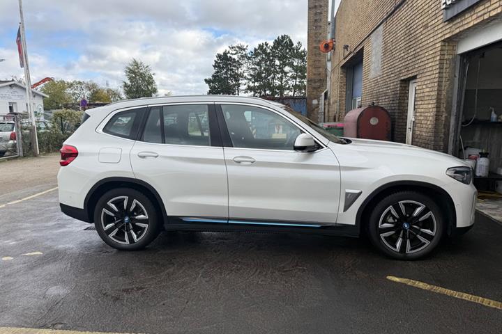 Hvid BMW iX3 fra 2021