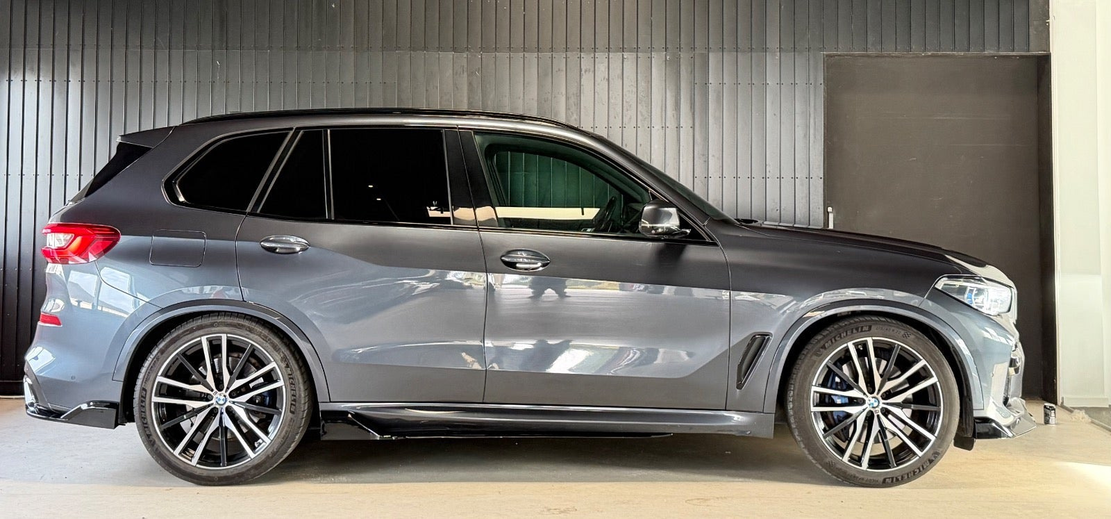 Grå BMW X5 fra 2020