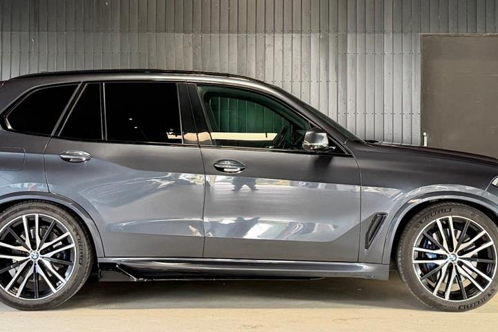 Grå BMW X5 fra 2020