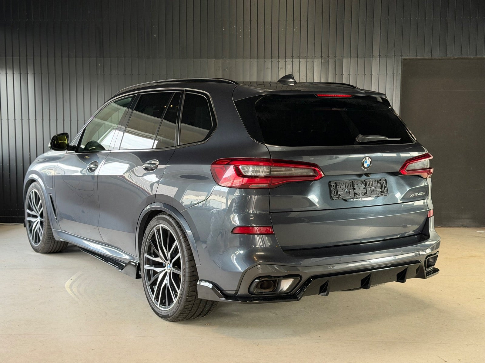 Grå BMW X5 fra 2020