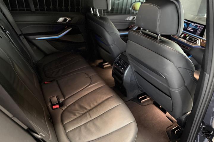 Grå BMW X5 fra 2020
