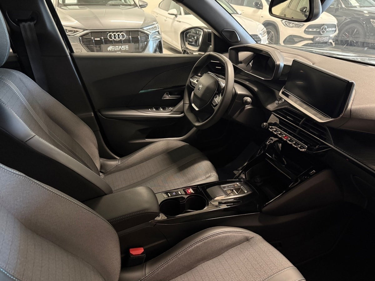 Sort Peugeot e-2008 fra 2023