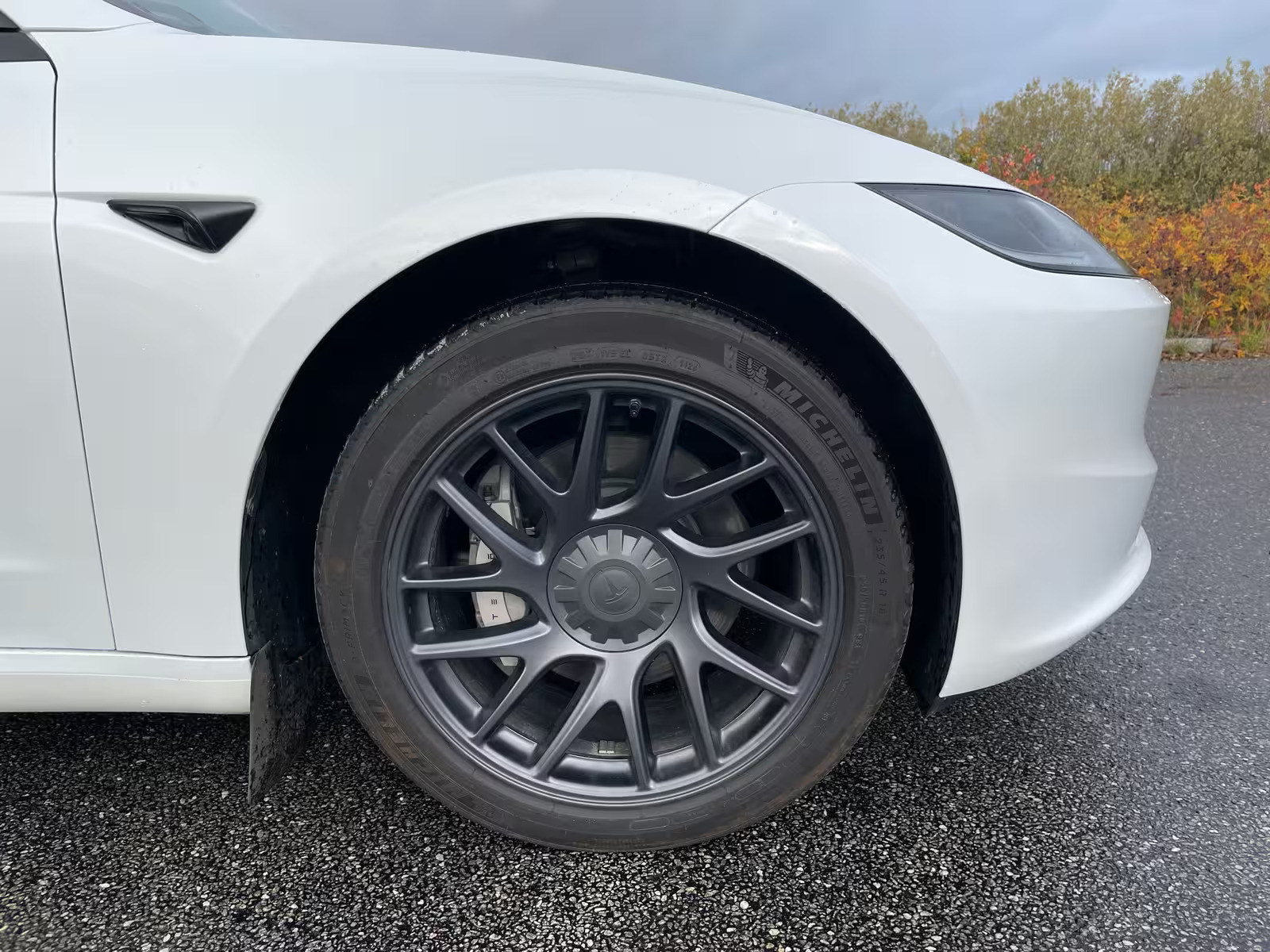 Hvid Tesla Model 3 fra 2024