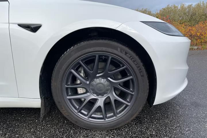 Hvid Tesla Model 3 fra 2024