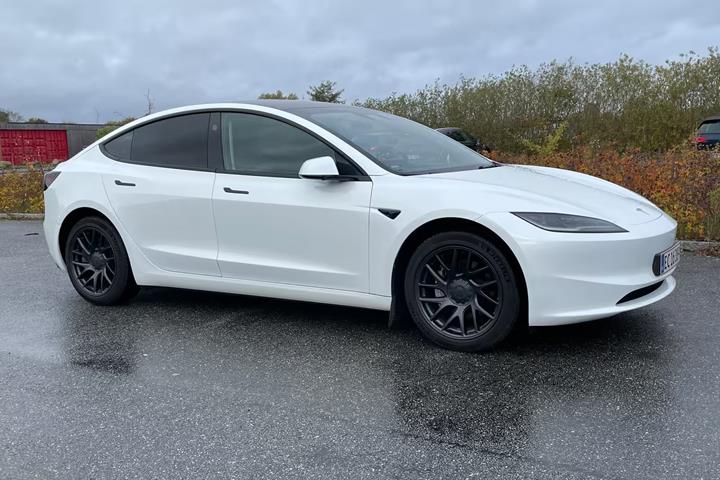 Hvid Tesla Model 3 fra 2024