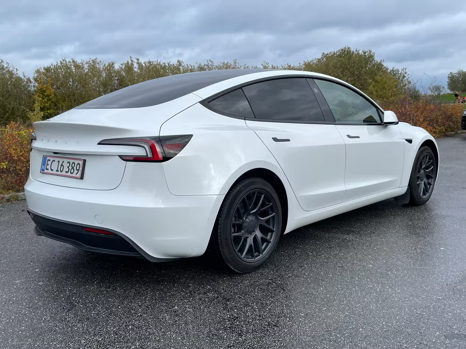 Hvid Tesla Model 3 fra 2024
