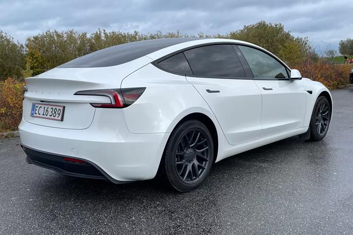 Hvid Tesla Model 3 fra 2024