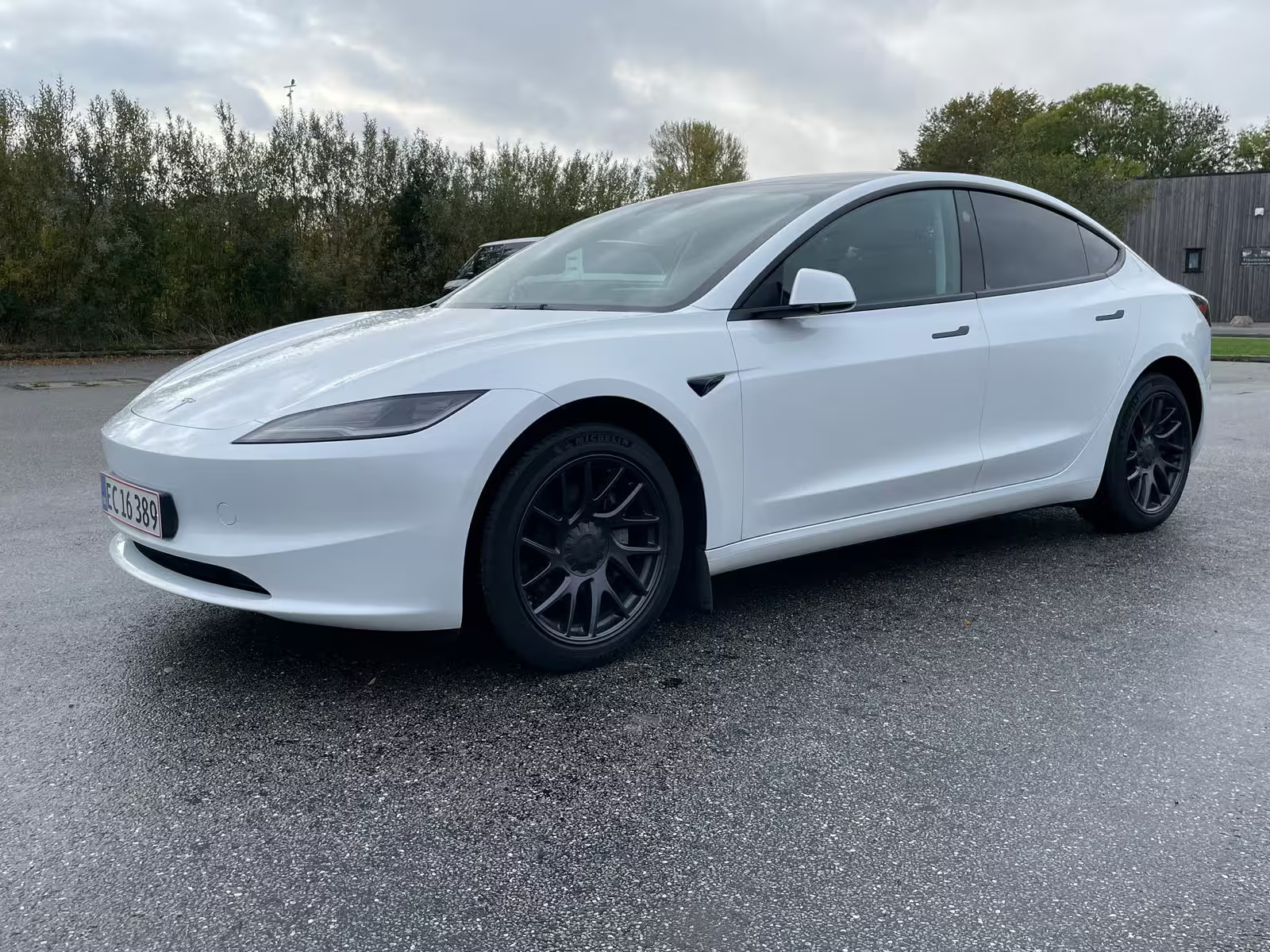 Hvid Tesla Model 3 fra 2024
