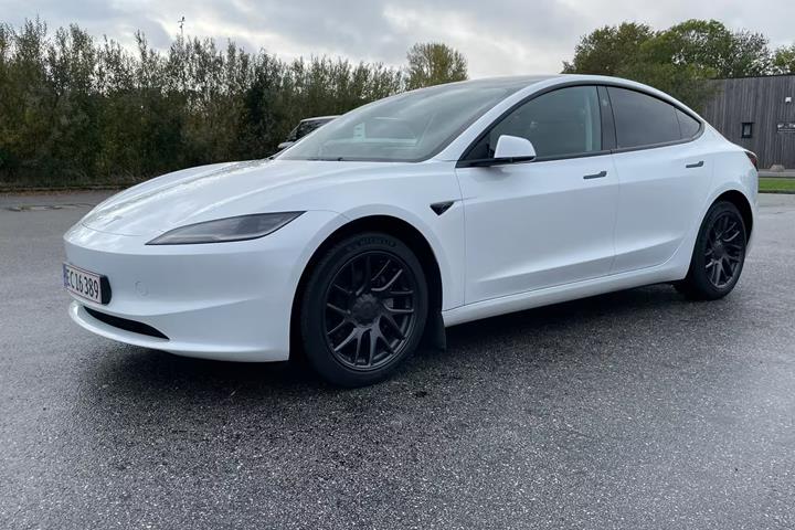 Hvid Tesla Model 3 fra 2024