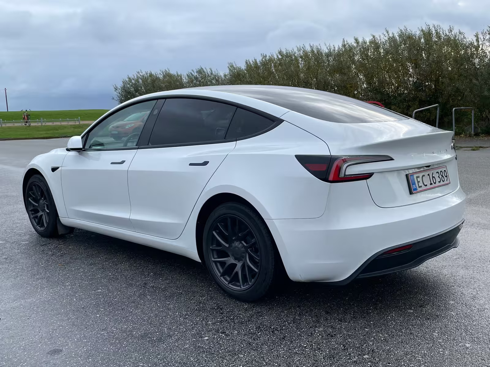 Hvid Tesla Model 3 fra 2024