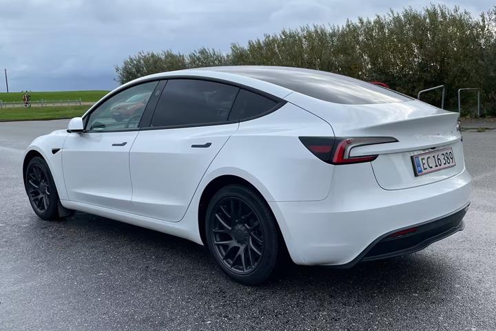 Hvid Tesla Model 3 fra 2024