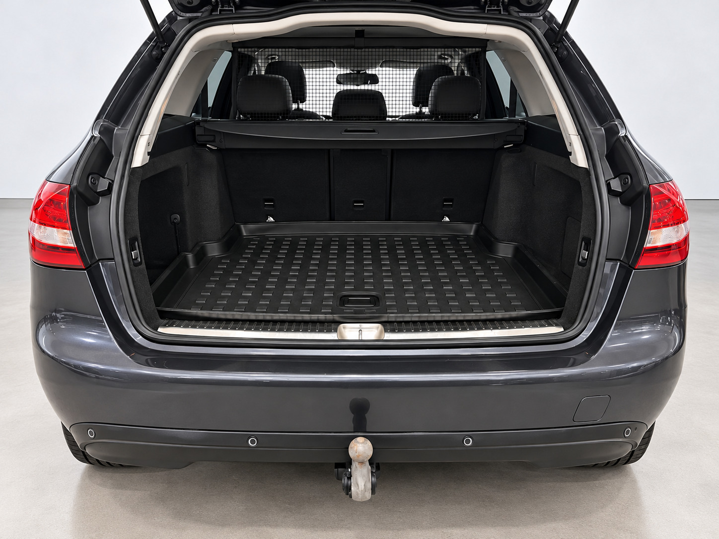 Grå Mercedes C200 d fra 2016