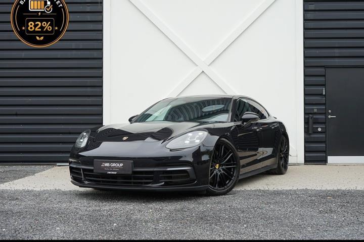 Sort Porsche Panamera 4 fra 2017