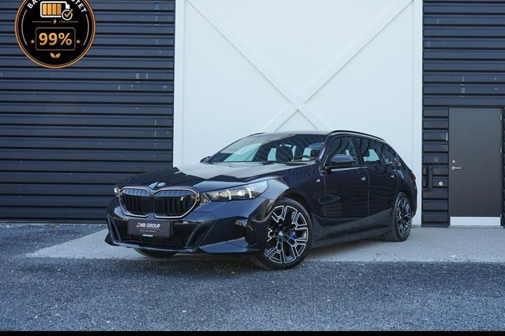 Blå BMW i5 fra 2025 set udefra
