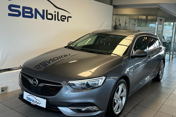 Grå Opel Insignia fra 2018 set udefra