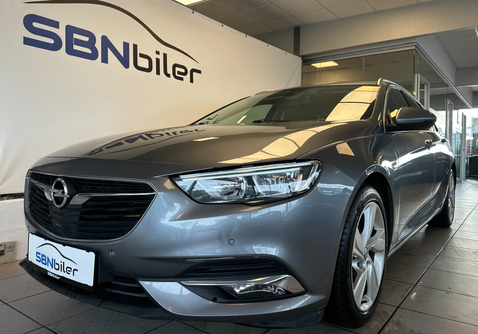 Grå Opel Insignia fra 2018
